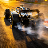 F1赛车在赛道上飞驰，轮胎冒烟