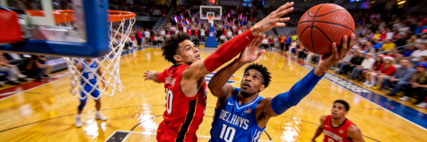 NBA总决赛球员激烈对抗争夺篮板球